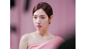 「本当に妊婦さん…？」出産目前の女優パク・シネが魅せた“歴代級”の清楚な美貌【写真】