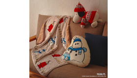 ブランケット ￥4,620、シットアップクッション ￥5,500、ダイカットクッション ￥3,300／© 2026 Peanuts Worldwide LLC