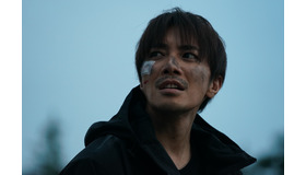『藁にもすがる獣たち』©曽根圭介／講談社　©2026「藁にもすがる獣たち」製作委員会
