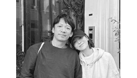 女優ソン・ヘギョ、日本のメイクアップアーティストとの密着ツーショット！モノクロ写真で放つ“格別なオーラ”【写真】