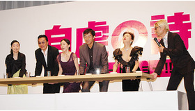 『自虐の詩』の上映記念イベントでちゃぶ台返し！　右から堤幸彦監督、カルーセル麻紀、阿部寛、中谷美紀、遠藤憲一、安藤裕子