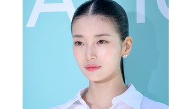 「国民の初恋」女優ペ・スジ、端正な“オールバック”で次元を超えた美貌更新中！