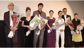 世界チャンプから受け取った花束を抱える『自虐の詩』キャスト・スタッフ陣。