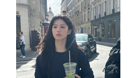ボーッとした表情も可愛すぎる！女優コ・ユンジョン、パリ滞在中のオフショット【写真】