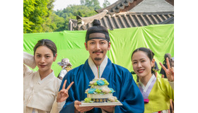 劇中とは正反対の無邪気な笑顔！日本でもTOP10入りの『スキャンダル』、和気あいあいとした撮影現場の裏側【写真】