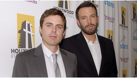 ハリウッド映画祭に出席したアフレック兄弟　-(C) Getty Images/AFLO