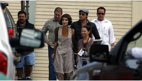 ロサンゼルス郊外で『Changeling』（原題）を撮影中のアンジェリーナを訪問したブラピ　-(C) Splash/AFLO