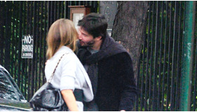 N.Y.の路上でキスをするキアヌ・リーヴス