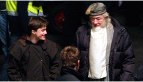 撮影現場で談笑するダニエル・ラドクリフ（左）とマイケル・ガンボン