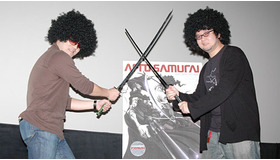 『アフロサムライ』初日の舞台挨拶に立った原作者・岡崎能士（右）と木崎文智監督