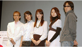 『雨の翼』製作発表。右から熊澤尚人監督、原案の竹尾麻希、主演の藤井美菜、音楽のKUMAMI、石田雄治プロデューサー