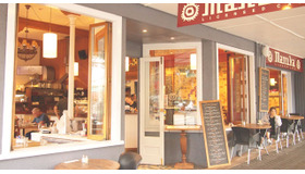 オークランドのデボンポートにある「Manuka」で、地元産のシーフードを気軽にトライ。ニュージーランドの人はオープンカフェ好き。