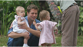 『The Curious Case of Benjamin Buttton』の撮影の合間に、近所の女の子と遊ぶブラピと娘・シャイロ