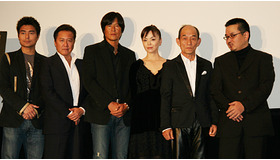 『犯人に告ぐ』初日舞台挨拶にて（左から）小澤征悦、石橋凌、豊川悦司、松田美由紀、笹野高史、瀧本智行監督