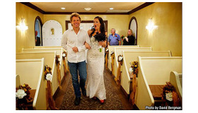 ファンとバージンロードを歩くジョン・ボン・ジョヴィ