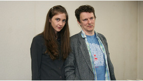 『TOKYO!』（仮題）の1本『Interior Design』の撮影終了会見にて（左から）ガブリエル・ベル、ミシェル・ゴンドリー監督