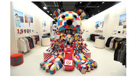 ファッション・デザイナー山縣良和（writtenafterwards）氏が手掛けた高さ約2メートルのカラフルで巨大なオブジェ「フリースアニマル」