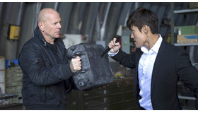ブルース・ウィリスvsイ・ビョンホン／『REDリターンズ』-(C) 2013 Summit Entertainment, LLC. All Rights Reserved.