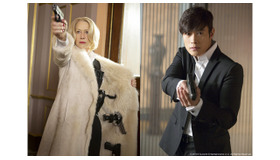 ヘレン・ミレン＆イ・ビョンホン／『REDリターンズ』-(C) 2013 Summit Entertainment, LLC. All Rights Reserved.