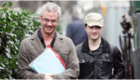 父とアメリカ大使館を訪れたダニエル・ラドクリフ　-(C) AFLO