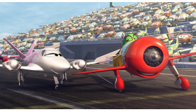 エル・チュパカブラ（通称エル・チュー）と日本代表飛行機・サクラ／『プレーンズ』 -(C) 2013 Disney Enterprises, Inc. All Rights Reserved.