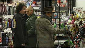 ロンドンでクリスマス・ショッピングを楽しむジョニー・デップとティム・バートン -(C) Splash/AFLO