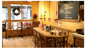 11月22日（金）にオープンした「ル・ パン・コティディアン 渋谷公園通り店」。現在、店内は期間限定でクリスマス仕様になっている。