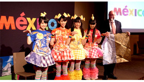メキシコ観光局のメディアブリーフィングに登壇した名古屋を拠点に活動するご当地アイドル「チームしゃちほこ」左から、咲良菜緒、秋本帆華、伊藤千由李、安藤ゆず　右：メキシコ観光局のギジェルモ・エギアルテ氏