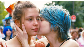 アデル・エグザルコプロス（左）＆レア・セドゥ（右）／『アデル、ブルーは熱い色』-(C) 2013- WILD BUNCH - QUAT’S SOUS FILMS -FRANCE 2 CINEMA - SCOPE PICTURES - RTBF (Television belge) -VERTIGO FILMS