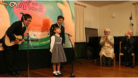 「崖の上のポニョ」発表会　「藤岡藤巻と大橋のぞみ」を笑顔で見守る宮崎駿と久石譲　