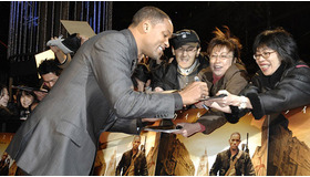 『アイ・アム・レジェンド』ジャパンプレミアにて　ファンサービスに笑顔で応じるウィル・スミス