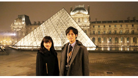 綾瀬はるか＆松坂桃李／『万能鑑定士Q －モナ・リザの瞳－』 in パリ（ルーヴル美術館）／ (C) 2014映画「万能鑑定士Q」製作委員会
