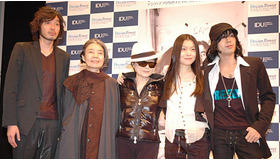 「Dream Power ジョン・レノン スーパー・ライヴ」記者会見。左から斉藤和義、樹木希林、オノ・ヨーコ、LOVE PSYCHEDELICOのKUMIとNAOKI