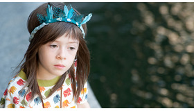 『メイジーの瞳』-(C) 2013 MAISIE KNEW, LLC. ALL Rights Reserved.