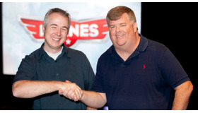 “フライト・スパーバイザー”のジェイソン・マッキンリー（右）＆“空中プレビズ兼レイアウト・アーティスト”のトーマス・リーヴィット（左）／『プレーンズ』 in ディズニー・トゥーン・スタジオ（L.A.）