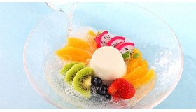 ボリューム満点のフルーツにアルカリイオン水の微炭酸をかけた爽やかな一品。「たっぷりフルーツとパンナコッタのしゅわしゅわスープ」1,000円　