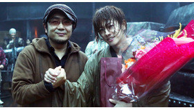 佐藤健＆大友監督、クランクアップ／『るろうに剣心 京都大火編』＆『るろうに剣心 伝説の最期編』 -(C) 和月伸宏／集英社 (C) 2014「るろうに剣心 京都大火／伝説の最期」製作委員会