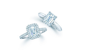 ティファニーの「エメラルドカット ダイヤモンド エンゲージメント リング」