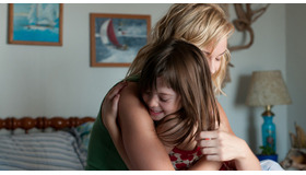 『メイジーの瞳』-(C) 2013 MAISIE KNEW, LLC. ALL Rights Reserved.