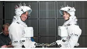 ジョージ・クルーニー＆サンドラ・ブロック／『ゼロ・グラビティ』メイキング写真／(c) 2013 WARNER BROS.ENTERTAINMENT INC.