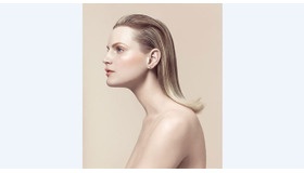 オーガニック・国産原料にこだわり、心・からだ・肌へホリスティックに働きかけるスキンケアと、自由な発想のメイクアップを提案するコスメブランド「THREE（スリー）」から、スキンケア感覚でつかえる新しいリクイドファンデーション（7色）と下地（2タイプ）、ファンデーションブラシ、ルースパウダー（2タイプ）が3月12日（水）より発売される。