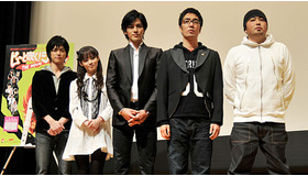 『ピューと吹く！ジャガー THE MOVIE』試写会舞台挨拶。右からマッコイ斉藤監督、小木博明、要潤、高橋真唯、大村学