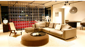 1月25日に東京・南青山にグランドオープンしたB＆B ITALIA（ビー・アンド・ビー イタリア）のフラッグシップストア「B＆B Italia Store Tokyo」（東京都港区南青山6-4-10）。地下1階～3階まで吹き抜け階段を回遊する空間の中、イタリアのモダンファーニチャーの最新コレクションが展開されている。