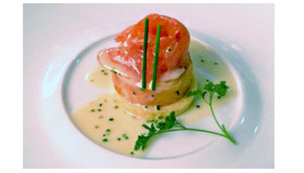 2014年のプリンセス・クルーズ日本発着クルーズ船上にて特別に提供される、オードリー・ヘップバーンのために用意された特別メニュー　前菜「暖かいサーモンの燻製 青ネギのブールブランソース ブリオッシュトーストのせ」