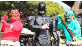 柴又帝釈天で豆をまくロボコップ／『ロボコップ』節分・豆まきイベント