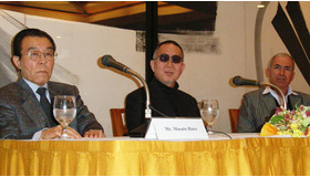 『明日への遺言』記者会見にて（左から）原正人、小泉堯史、ロジャー・パルバース