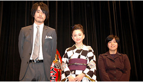 『人のセックスを笑うな』プレミア試写会舞台挨拶に立った（左から）松山ケンイチ、永作博美、井口奈己監督