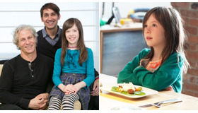 オナタ・アプリール（メイジー役）＆スコット・マクギーとデヴィッド・シーゲル（監督）／『メイジーの瞳』-(C) 2013 MAISIE KNEW, LLC. ALL Rights Reserved.