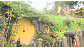 いまにでもホビットがドアから顔出し層なホビット穴