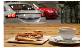 どの時間でも同じメニューを選べる昔ながらのパーラーをイメージしたメニュー構成。「自家製ロースハムとグリュイエールチーズのバケットサンド」760円